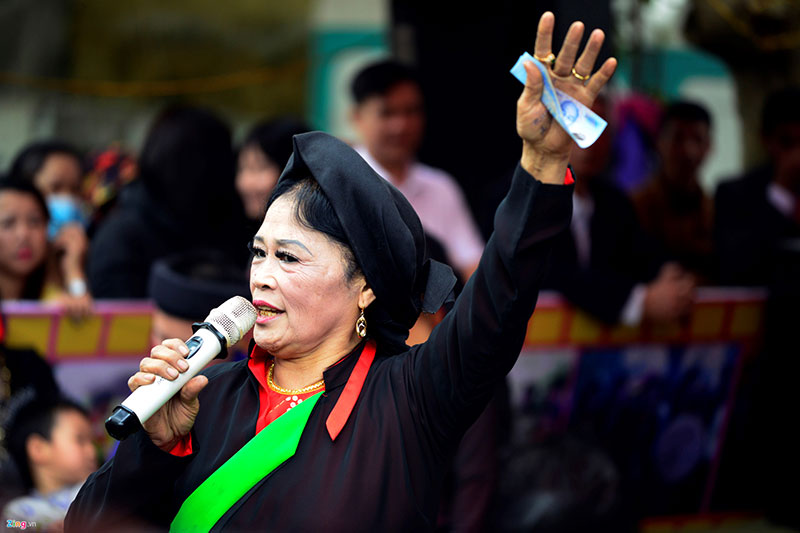 Dịch vụ cho thuê trang phục đắt khách ở hội Lim